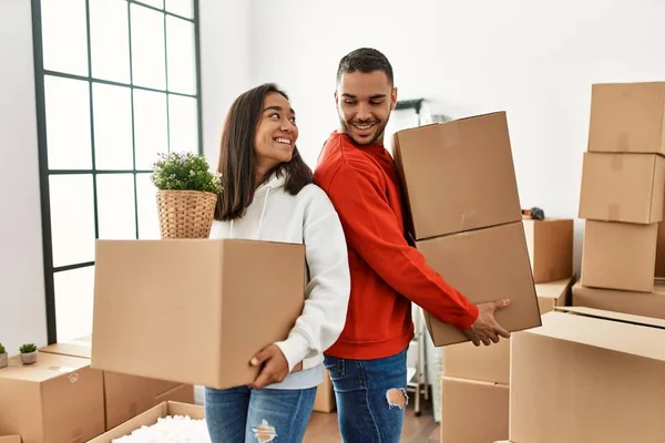 Young Latin Couple Smiling Happy Holding Cardboard Box New Home — Stock Photo, Image