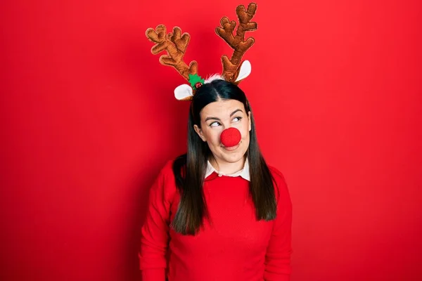 Jonge Latijns Amerikaanse Vrouw Draagt Herten Kerstmuts Rode Neus Glimlachen — Stockfoto