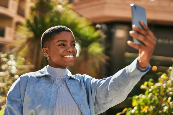 Νεαρή Αφρικάνα Αμερικανίδα Που Χαμογελάει Χαρούμενη Βγάζοντας Σέλφι Από Smartphone — Φωτογραφία Αρχείου