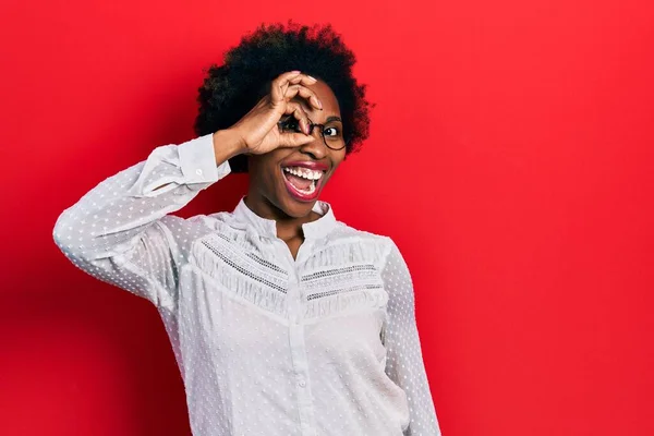 Genç Afrikalı Amerikalı Kadın Günlük Kıyafetler Gözlük Takıyor Gülümsüyor Mutlu — Stok fotoğraf