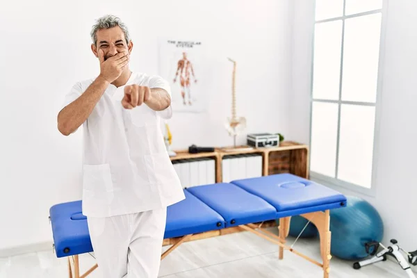 Der Hispanische Therapeut Mittleren Alters Der Einer Schmerzklinik Arbeitet Lacht — Stockfoto