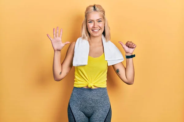 Vacker Blond Sport Kvinna Bär Träningskläder Visar Och Pekar Upp — Stockfoto