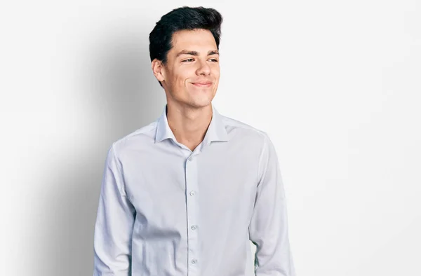 Joven Hombre Negocios Hispano Vistiendo Ropa Negocios Sonriendo Mirando Costado — Foto de Stock