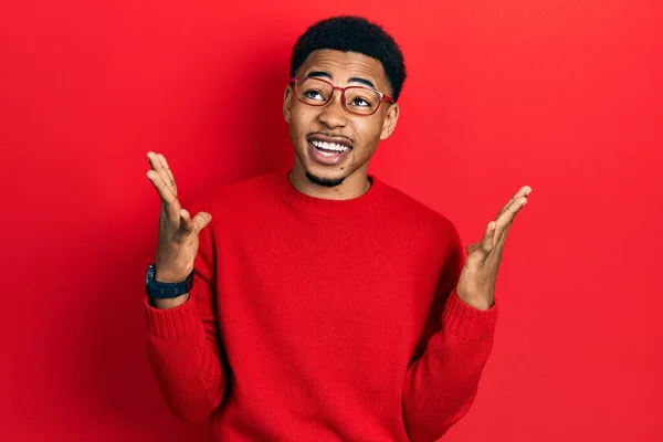 Junger Afrikanisch Amerikanischer Mann Lässiger Kleidung Und Brille Verrückt Und — Stockfoto