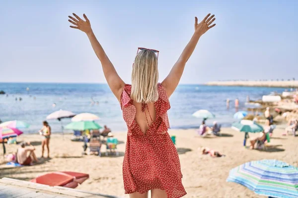 Młoda Blondynka Widoku Tyłu Stojąc Podniesionymi Rękami Plaży — Zdjęcie stockowe