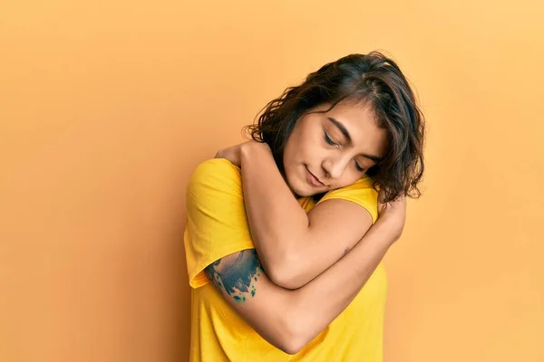 Mladá Hispánka Neformální Žluté Tričko Šťastně Objímala Byla Pozitivní Sebevědomě — Stock fotografie