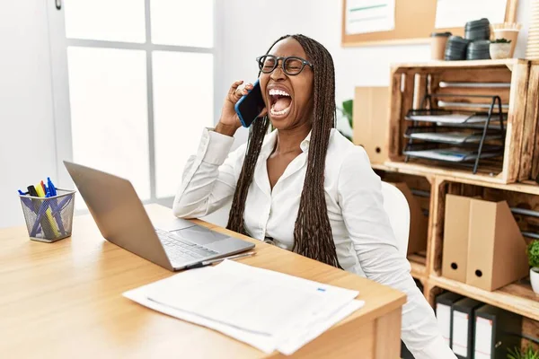 Femme Noire Avec Des Tresses Travaillant Bureau Parlant Téléphone Colère — Photo