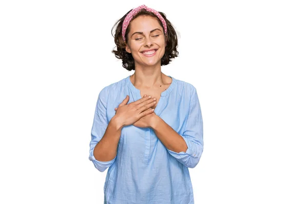 Mujer Hispana Joven Vistiendo Ropa Casual Sonriendo Con Las Manos — Foto de Stock