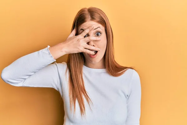 Jovem Irlandesa Vestindo Roupas Casuais Espreitando Choque Cobrindo Rosto Olhos — Fotografia de Stock