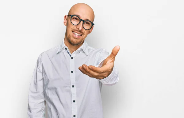 Bald Man Med Skägg Bär Business Shirt Och Glasögon Ler — Stockfoto