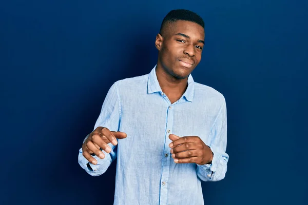Νεαρός Αφροαμερικάνος Που Φοράει Καθημερινά Ρούχα Αηδιασμένη Έκφραση Δυσαρεστημένος Και — Φωτογραφία Αρχείου