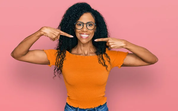 Mulher Afro Americana Meia Idade Vestindo Roupas Casuais Óculos Sorrindo — Fotografia de Stock