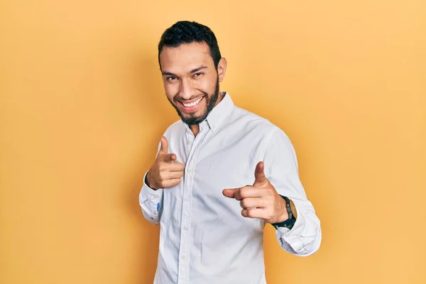 Hispanic Man Med Skägg Bär Affärsskjorta Pekar Finger Till Kamera — Stockfoto