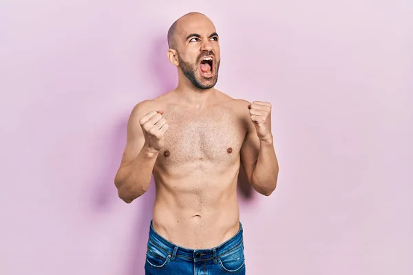 Junger Glatzköpfiger Mann Ohne Hemd Verrückt Und Verrückt Schreiend Und — Stockfoto