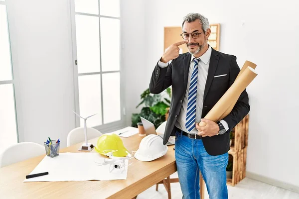 Medelåldern Hispanic Affärsman Håller Papper Ritningar Pekar Med Handen Finger — Stockfoto