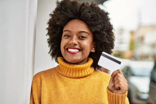 Junge Afroamerikanerin Lächelt Glücklich Mit Kreditkarte Der Hand — Stockfoto