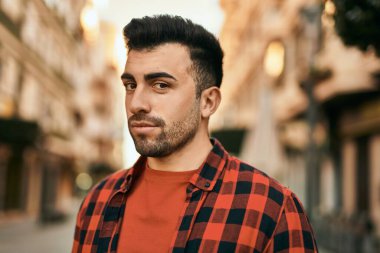 Şehirde dikilen ciddi ifadeli genç İspanyol bir adam..