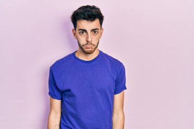 Gündelik tişört giyen genç İspanyol bunalımlı ve üzüntülü, sinirli ve korkmuş bir şekilde ağlıyor. hüzünlü ifade. 