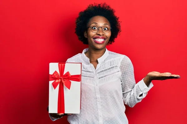 Joven Mujer Afroamericana Sosteniendo Regalo Celebrando Logro Con Sonrisa Feliz — Foto de Stock