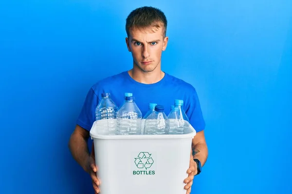 Jovem Caucasiano Segurando Reciclagem Cesto Lixo Com Garrafas Plástico Cético — Fotografia de Stock