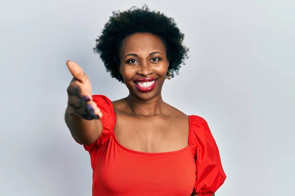 Jonge Afro Amerikaanse Vrouw Draagt Casual Kleding Lachend Vriendelijk Aanbieden — Stockfoto