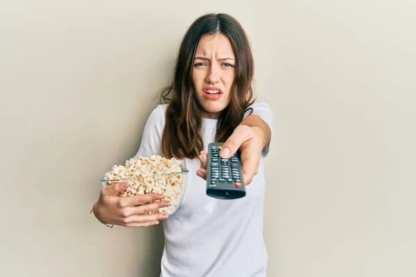 Giovane Donna Bruna Mangiare Popcorn Utilizzando Controllo Espressione Incapace Confusa — Foto Stock