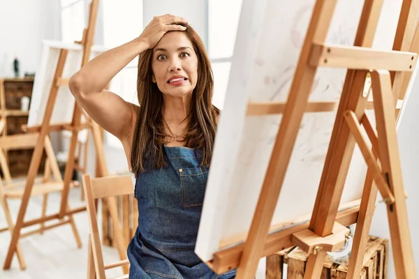 Joven Artista Latina Pintando Estudio Arte Estresado Frustrado Con Mano —  Fotos de Stock