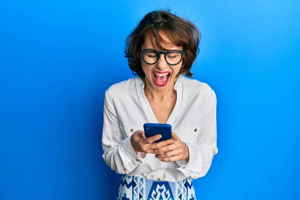 Junge Brünette Frau Mit Smartphone Lächelt Und Lacht Laut Weil — Stockfoto