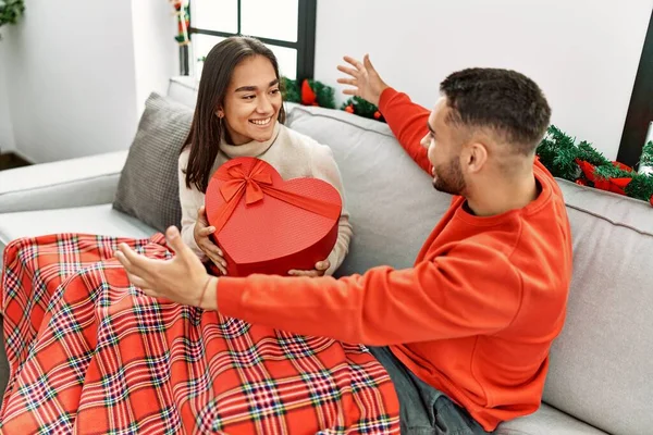 Jong Hispanic Vrouw Verrassen Vriend Met Valentijn Cadeau Zitten Bank — Stockfoto