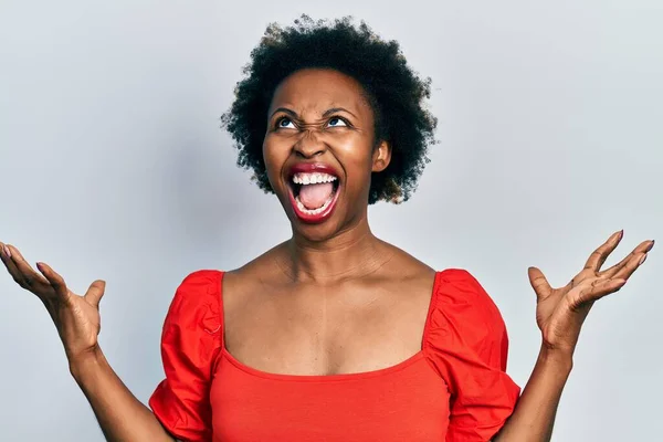 Jovem Afro Americana Vestindo Roupas Casuais Loucas Loucas Gritando Gritando — Fotografia de Stock