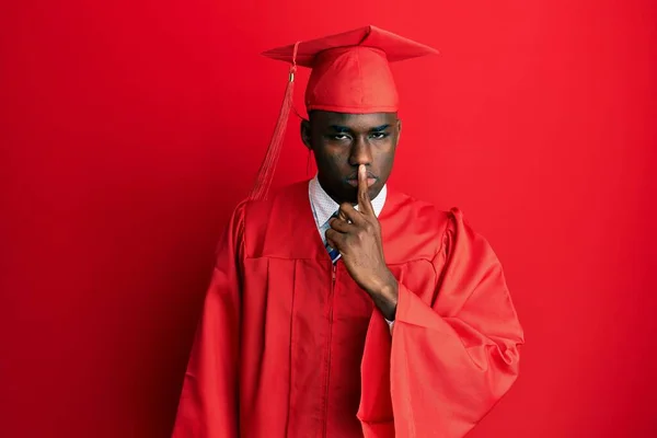 Νεαρός Αφροαμερικάνος Που Φοράει Καπέλο Αποφοίτησης Και Επίσημο Ένδυμα Ζητώντας — Φωτογραφία Αρχείου