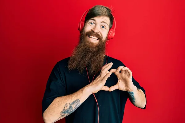 Kızıl Saçlı Uzun Sakallı Müzik Dinleyen Kulaklık Takan Aşkta Gülümseyen — Stok fotoğraf