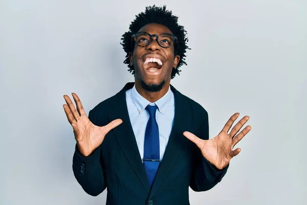 Νεαρός Αφροαμερικάνος Που Φοράει Κοστούμι Εργασίας Γιορτάζει Τρελός Και Τρελός — Φωτογραφία Αρχείου