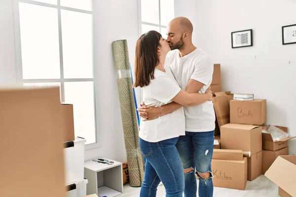 Young Hispanic Couple Kissing Hugging Moving New Home — Stock Photo, Image