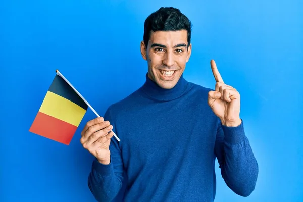 Красивый Латиноамериканец Бельгийским Флагом Улыбающийся Идеей Вопросом Указывающий Пальцем Счастливым — стоковое фото