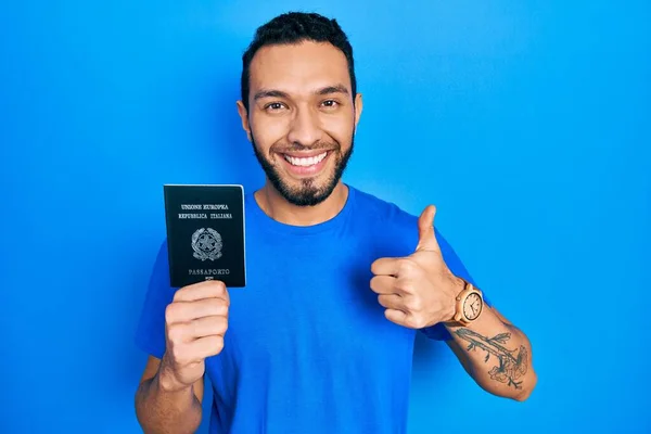 Латиноамериканець Бородою Тримає Дешевий Паспорт Робить Щасливі Пальці Пальцями Вгору — стокове фото