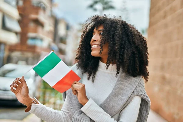 Joven Mujer Afroamericana Sonriendo Feliz Sosteniendo Bandera Italia Ciudad —  Fotos de Stock