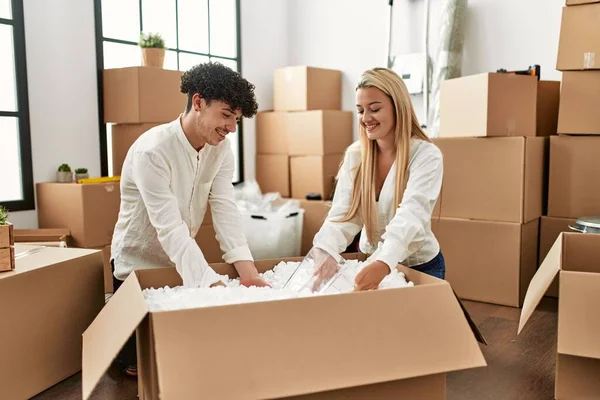 Joven Hermosa Pareja Sonriendo Feliz Unboxing Caja Cartón Nuevo Hogar —  Fotos de Stock