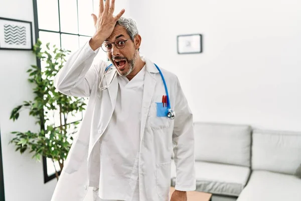 Homem Hispânico Meia Idade Vestindo Uniforme Médico Estetoscópio Sala Espera — Fotografia de Stock