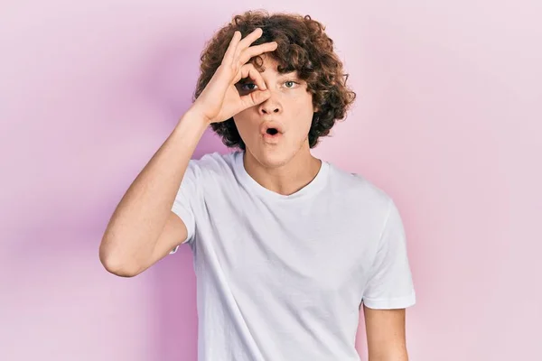 Bonito Jovem Vestindo Camisa Branca Casual Fazendo Gesto Chocado Com — Fotografia de Stock