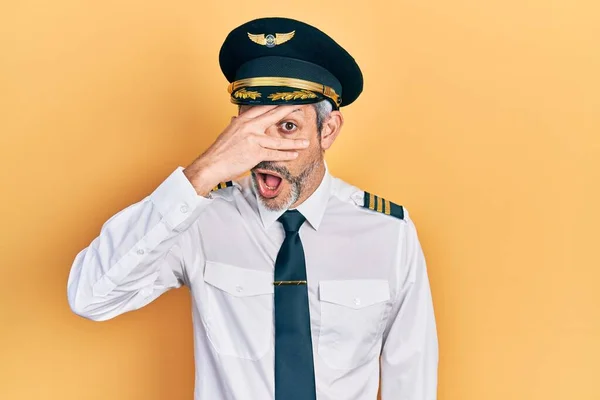 Hezký Muž Středního Věku Šedými Vlasy Uniformě Pilota Letadla Vykukující — Stock fotografie