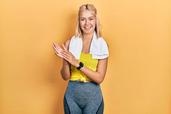 Vacker Blond Sport Kvinna Bär Träningskläder Klappar Och Applåderar Glada — Stockfoto