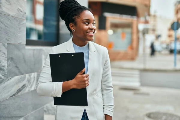 Молода Афроамериканська Комерсантка Посміхається Тримаючи Дошку Місті — стокове фото