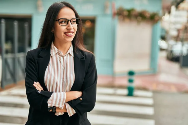 Ung Latinamerikansk Affärskvinna Ler Glad Med Armarna Korsade Stan — Stockfoto