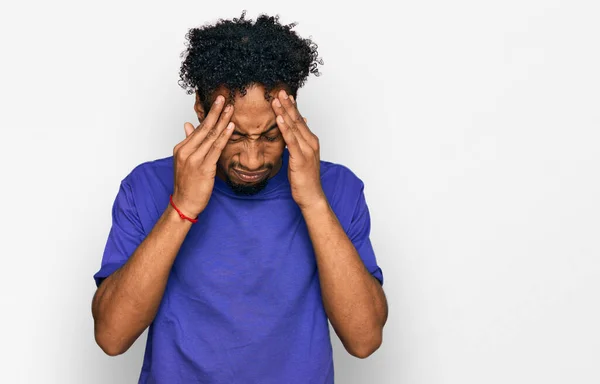 Jeune Homme Afro Américain Barbu Portant Shirt Violet Décontracté Avec — Photo