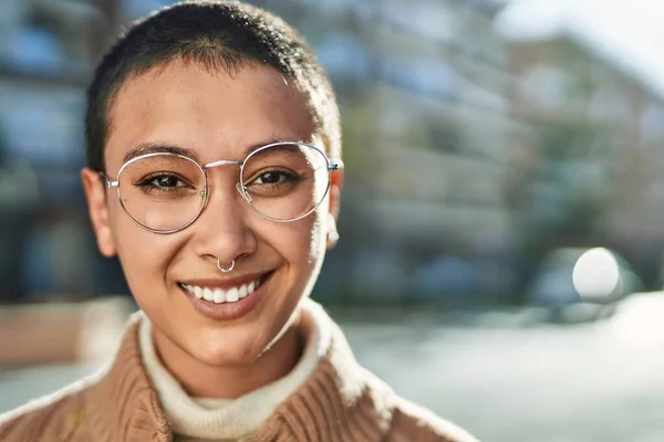 Vacker Latinamerikansk Kvinna Med Kort Hår Leende Glad Utomhus — Stockfoto