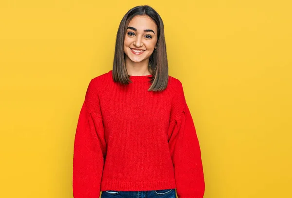 Schöne Brünette Frau Lässigem Winterpullover Mit Einem Fröhlichen Und Kühlen — Stockfoto