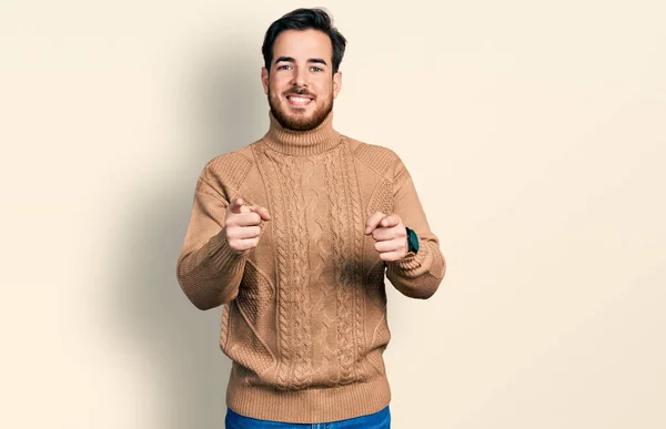 Jovem Hispânico Vestindo Roupas Casuais Apontando Dedos Para Câmera Com — Fotografia de Stock