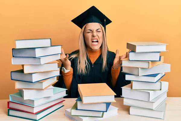 Junge Kaukasische Frau Abschlusszeremonie Robe Auf Dem Tisch Sitzend Verrückt — Stockfoto