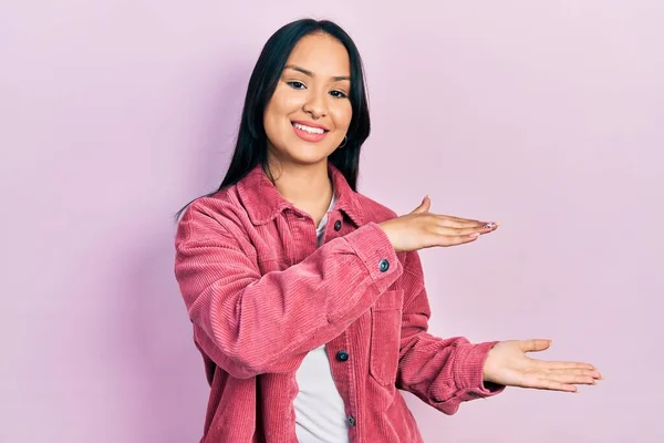 Mooie Latijns Amerikaanse Vrouw Met Neus Piercing Dragen Casual Roze — Stockfoto